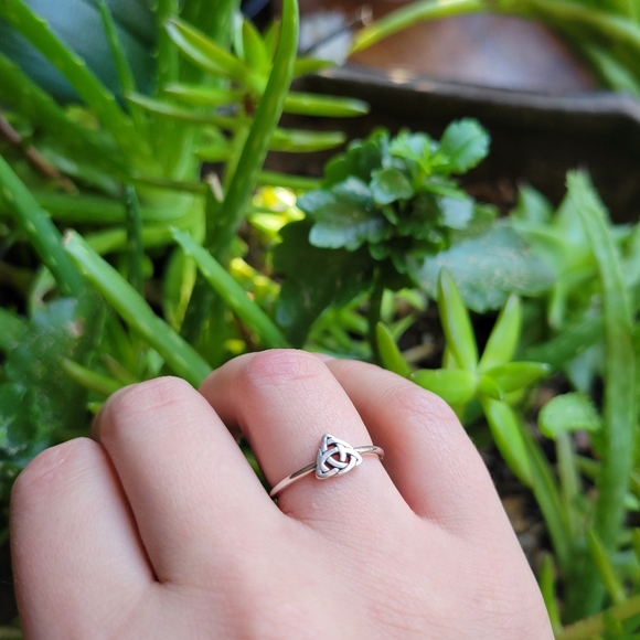 New Solid 925 Sterling Silver Celtic Triangle Ring - Picture 1 of 14